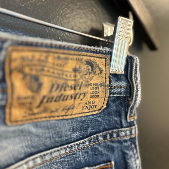 Diesel .”Zathan” size 30/34 EUC intentional
Tiny paint dots on leg- wide leg - Picture 14 of 16